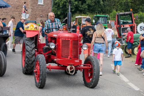 Course et défilé de tracteurs