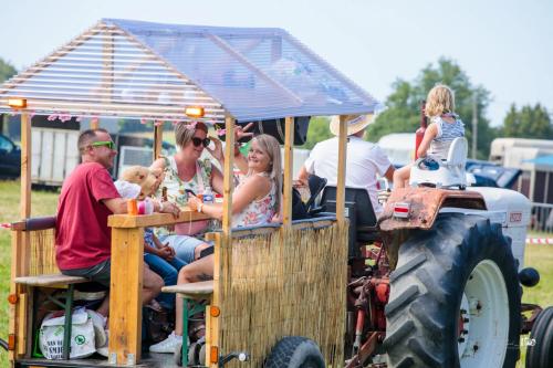 Course et défilé de tracteurs