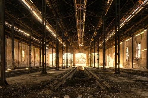 Hall ferroviaire désaffecté au soleil couchant